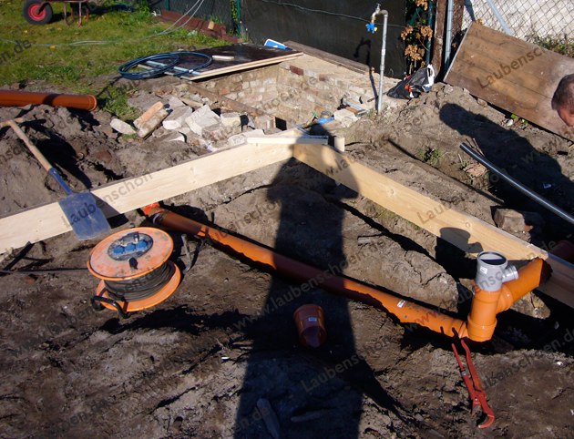 gartenhaus-fundament-2-abfluss-zuleitungen_0
